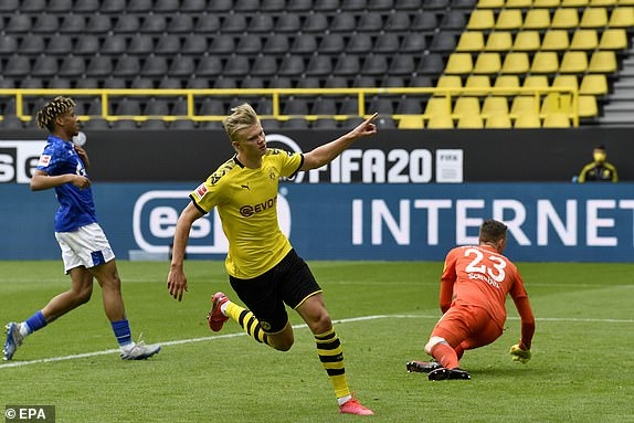 Erling Haaland nổ súng, Dortmund “đè bẹp” Schalke 04