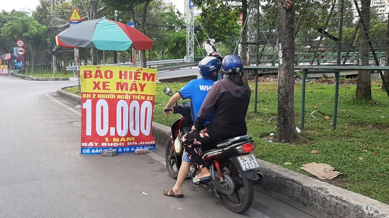 Sợ bị xử phạt người dân Hà Nội đổ xô đi mua bảo hiểm xe máy