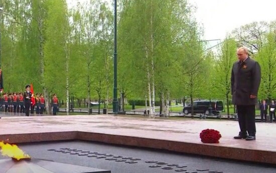 Tổng thống Putin đặt hoa tưởng niệm chiến sỹ vô danh trong Ngày Chiến thắng