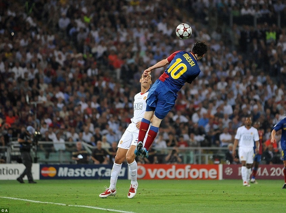 Ngày này năm xưa: Messi đánh đầu làm “tan nát” trái tim CĐV MU