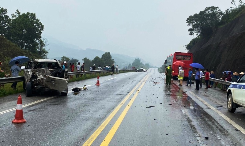 3 ô tô va chạm trên cao tốc Nội Bài - Lào Cai, 2 người bị thương