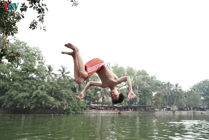 Ảnh: Hiểm hoạ từ những cú nhảy lộn đầu tại hồ nghìn tuổi ở Hà Nội