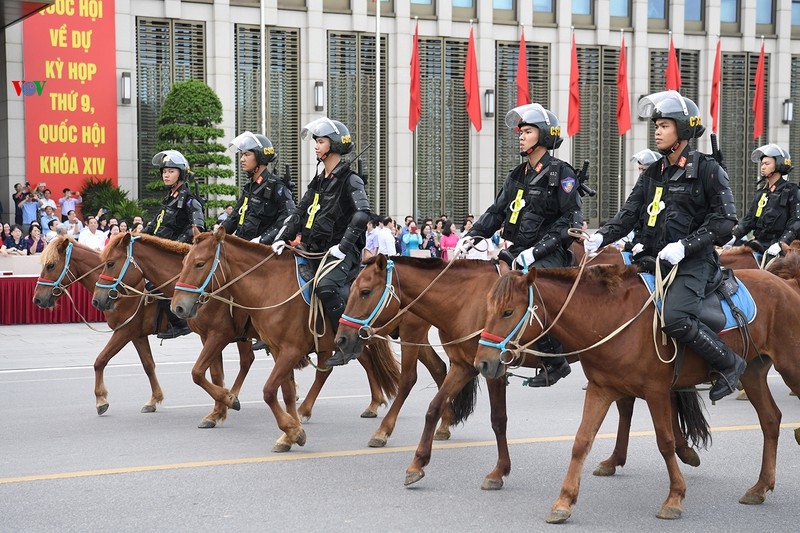 Cảnh sát cơ động Kỵ binh diễu hành ra mắt trước Đại biểu Quốc hội