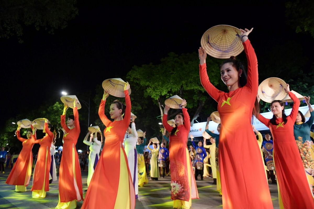Tưng bừng lễ hội đường phố “Hà Nội - điểm đến xanh” tại Hồ Gươm
