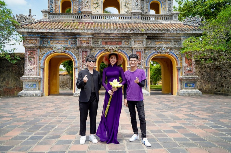 Hoa hậu Khánh Vân diện áo dài tím ​hoá thành cô gái xứ Huế