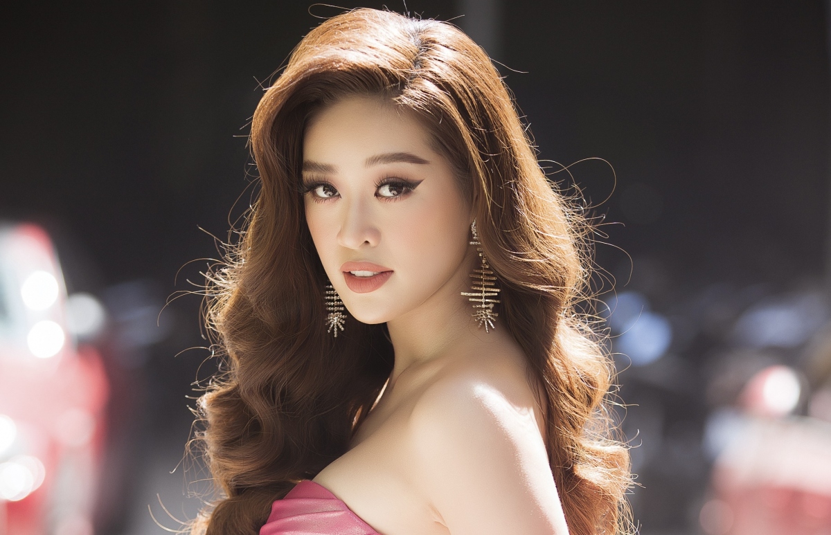 Hoa hậu Khánh Vân mặc váy hồng, gợi cảm sau nửa năm đăng quang