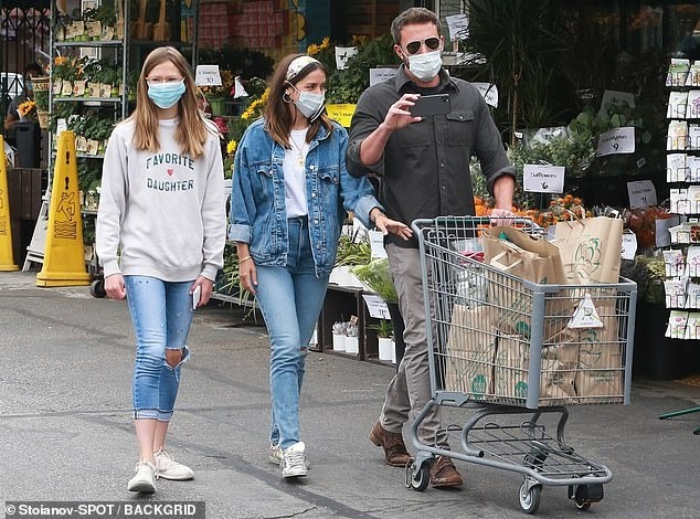 Bạn gái Ben Affleck và con riêng của bạn trai thân thiết đi mua sắm