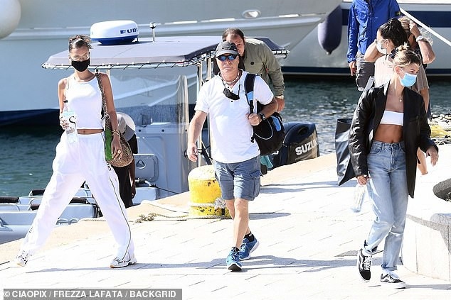 Vợ Justin Bieber và bạn thân sành điệu trở về Mỹ sau kỳ nghỉ ở Italy
