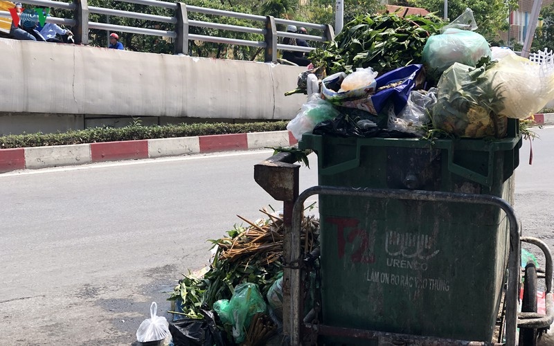 Nắng nóng 40 độ, phố phường Hà Nội nghẹt thở vì rác bốc mùi xú uế