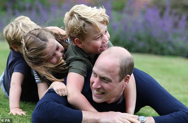 Ấm áp khoảnh khắc hiếm hoi Hoàng tử William vui đùa cùng các con