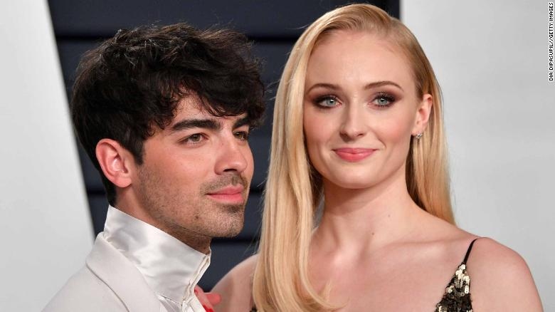 Mỹ nhân “Game of Thrones” Sophie Turner sinh con gái đầu lòng