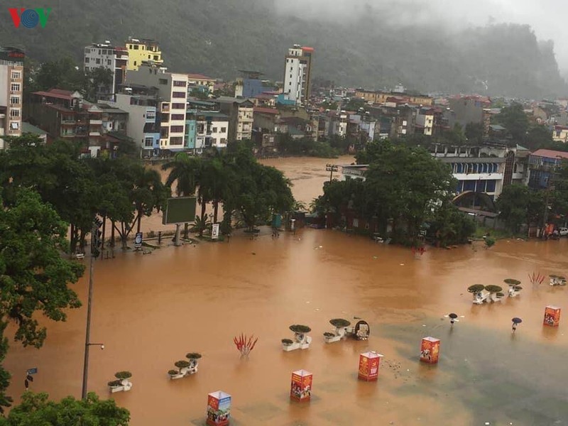 Ảnh: Mưa lũ kinh hoàng ở Hà Giang, ô tô "bơi" trong biển nước