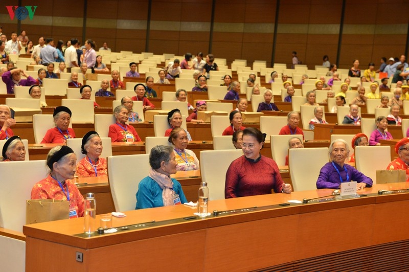Chủ tịch Quốc hội gặp mặt các Mẹ Việt Nam Anh hùng