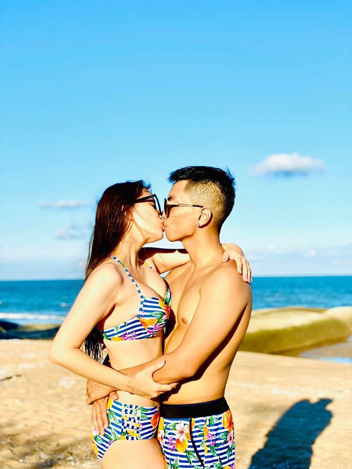 Chuyện showbiz: Khánh Thi ngọt ngào hôn chồng trẻ trên bãi biển