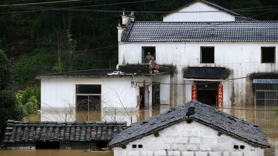 Mưa lũ nghiêm trọng, nhiều nơi ở Trung Quốc nâng mức báo động khẩn cấp