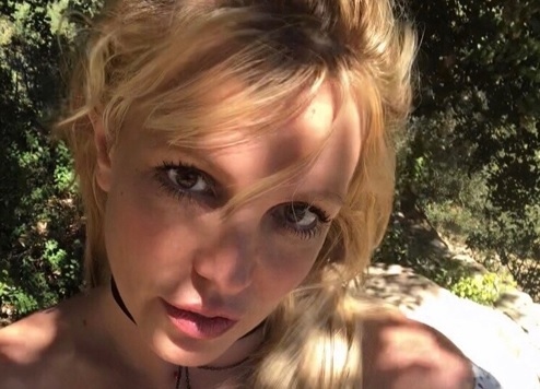 Britney Spears khoe mặt mộc xinh đẹp, trẻ trung ở tuổi 38