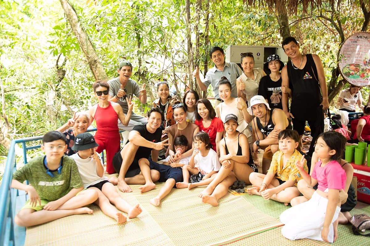 Chuyện showbiz: Gia đình Hồ Ngọc Hà khám phá động Phong Nha