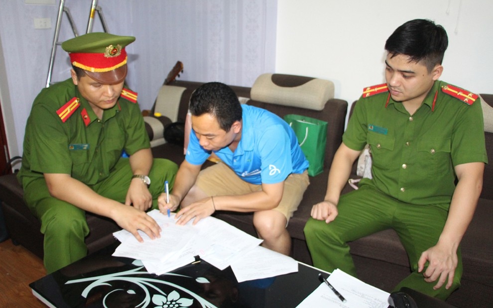 Bắt một cán bộ Ban Dân tộc tỉnh Nghệ An để điều tra hành vi tham ô