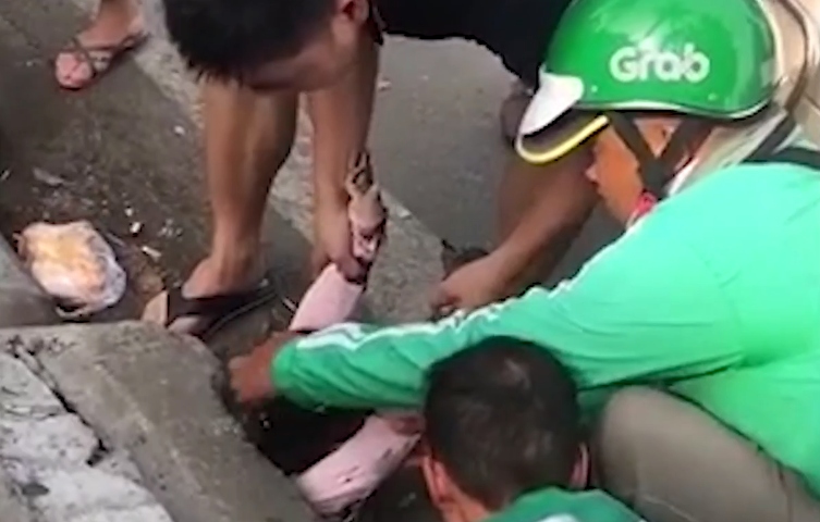 Video: Cứu cháu bé bị rơi xuống ống cống ở Hà Nội