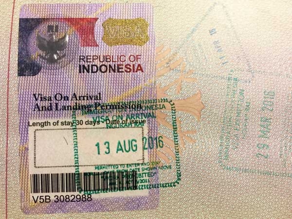 Người nước ngoài bị kẹt lại Indonesia phải rời đi trong 30 ngày