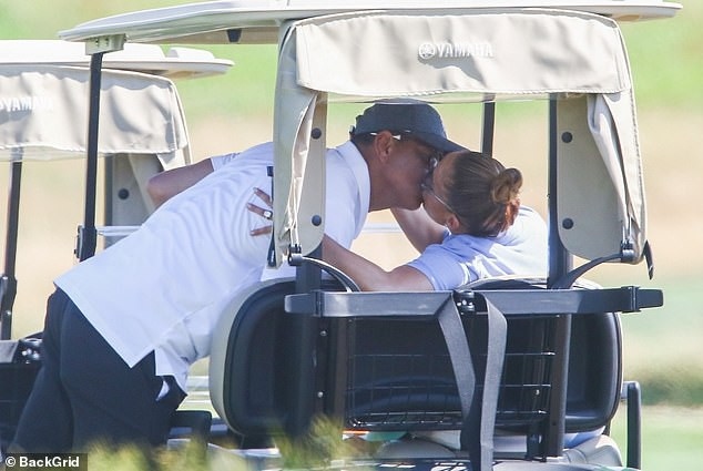 Jennifer Lopez và bạn trai hôn nhau ngọt ngào khi đi chơi golf