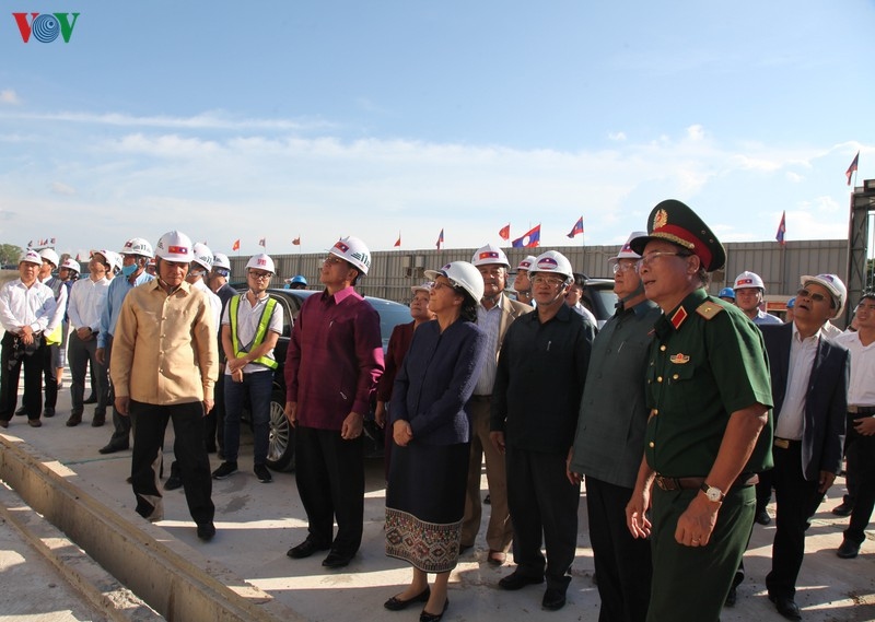 Thủ tướng Lào thăm Nhà Quốc hội - công trình do Việt Nam trao tặng