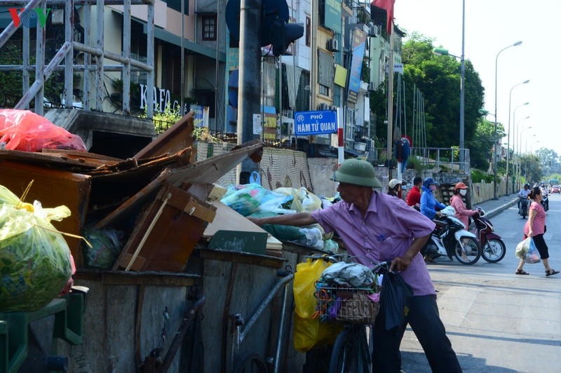 Dân chặn bãi rác Nam Sơn, rác thải ùn ứ trong nội thành bốc mùi xú uế