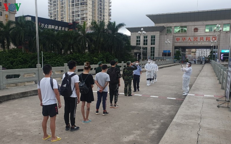 Trao trả 5 người Trung Quốc nhập cảnh trái phép ở Quảng Ninh