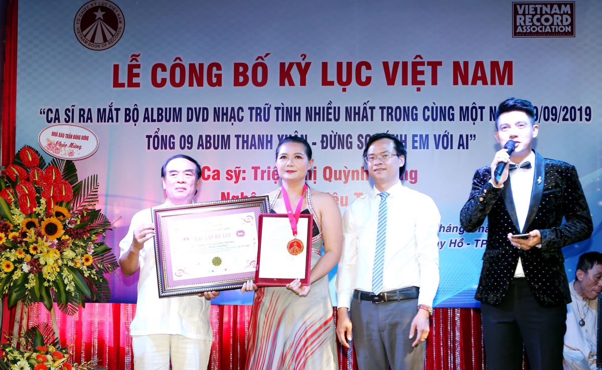 Ca sĩ Triệu Trang nhận kỷ lục Guinness Việt Nam vì ra 9 album cùng lúc