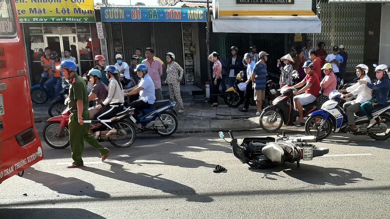 Xe buýt va chạm xe máy, một người tử vong tại chỗ ở Cà Mau