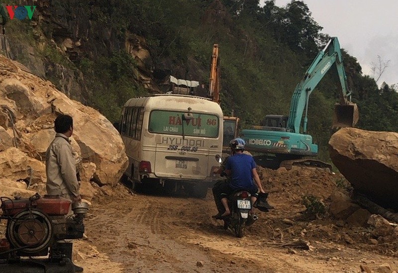 Thông đường nối Lai Châu với huyện Sìn Hồ sau trận sạt núi