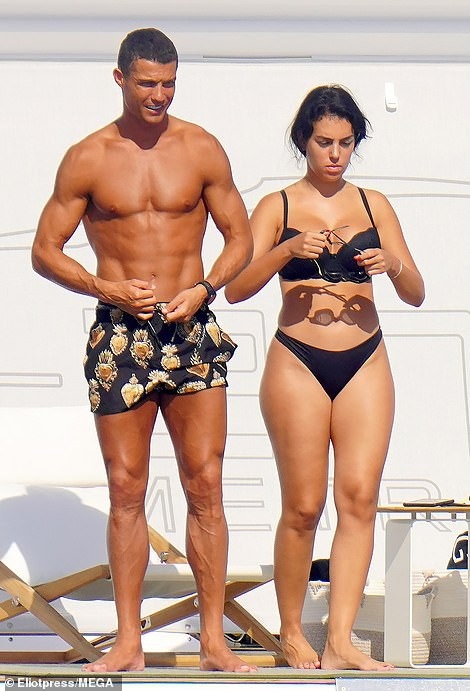C.Ronaldo và bạn gái nóng bỏng thỏa sức nô đùa trên du thuyền sang chảnh