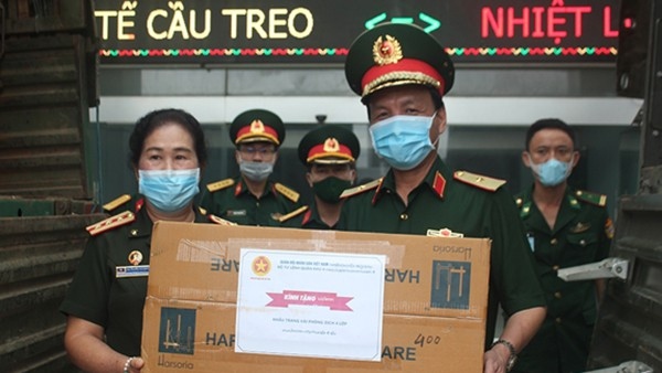 Quân đội Lào được hỗ trợ vật tư y tế chống dịch Covid-19