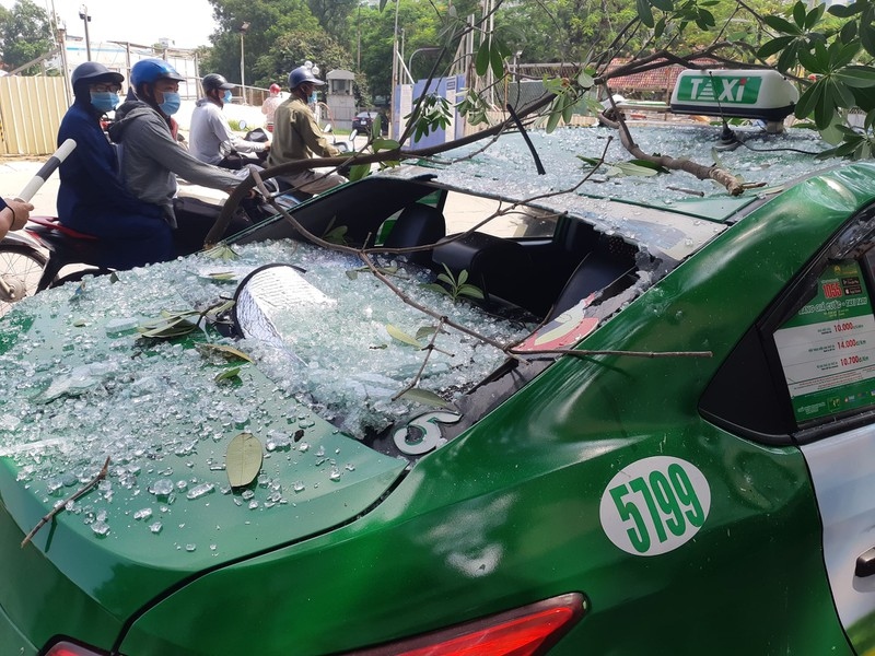 Hà Nội xảy ra vụ nổ lớn, ô tô bị thủng nóc khiến 2 người bị thương