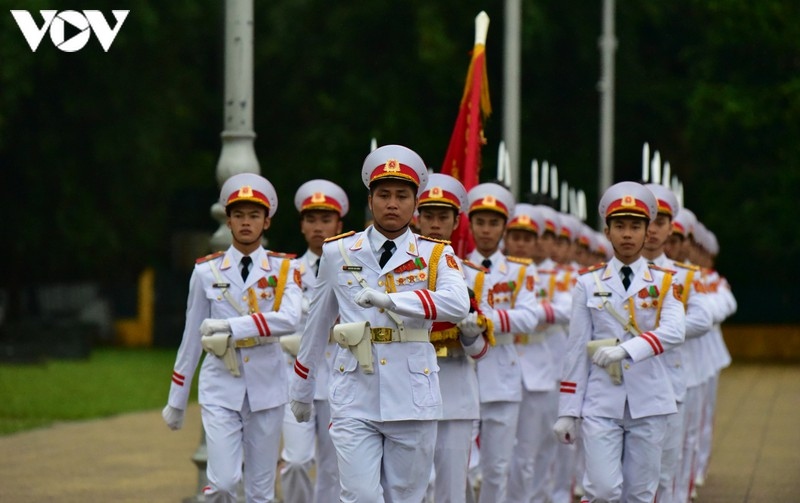 Ảnh: Nghi lễ treo cờ rủ Quốc tang nguyên Tổng Bí thư Lê Khả Phiêu tại Ba Đình