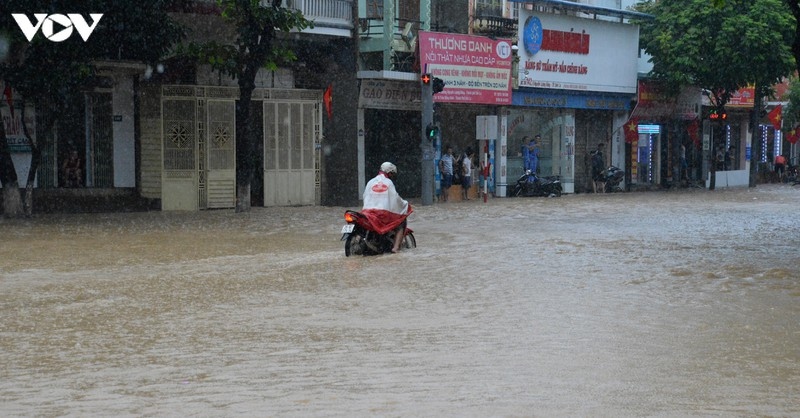 Ảnh: Mưa lớn khiến nhiều tuyến đường ở TP Sơn La ngập sâu trong nước