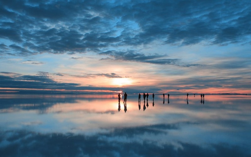 Thời điểm đẹp nhất để tham quan nơi đây là ngay sau mùa mưa (từ tháng 12 đến tháng 3). Trong thời gian này, làn nước đã biến Salar de Uyuni thành một tấm gương khổng lồ, phản chiếu vạn vật và mây trời. Ảnh: Shutterstock.