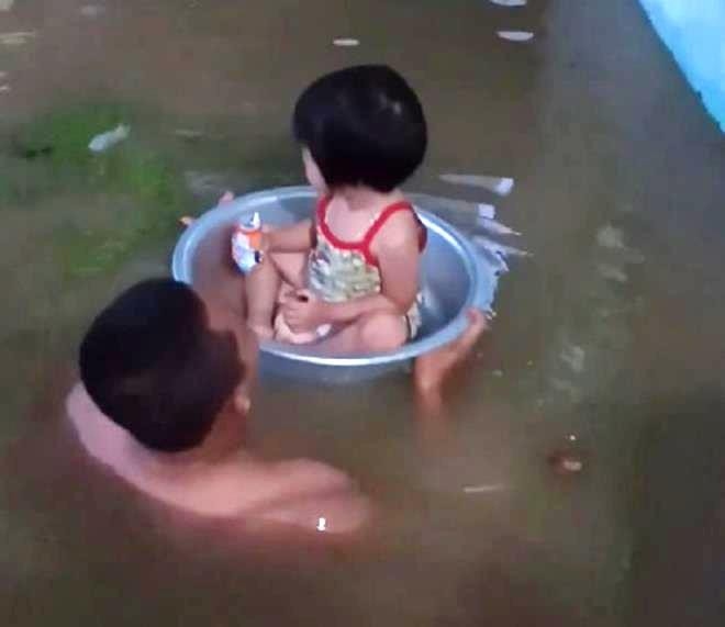 Ảnh: Quảng Ninh nước ngập mênh mông, bố cho con ngồi chậu đưa đi sơ tán