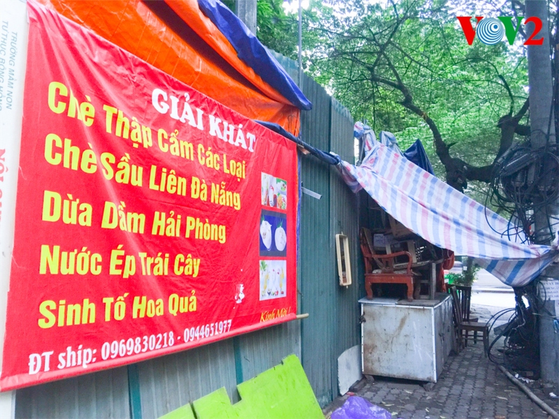 Nhiều hàng quán vỉa hè Hà Nội hoạt động bất chấp lệnh cấm