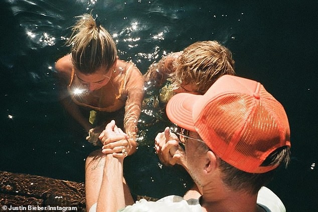 Justin Bieber và vợ xinh đẹp thực hiện lễ rửa tội dưới nước