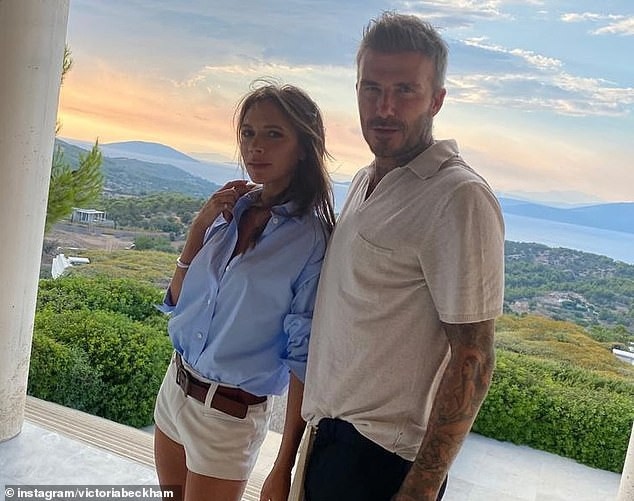 Victoria Beckham mặc đồ trẻ trung, sánh đôi tình tứ bên chồng ở Hy Lạp