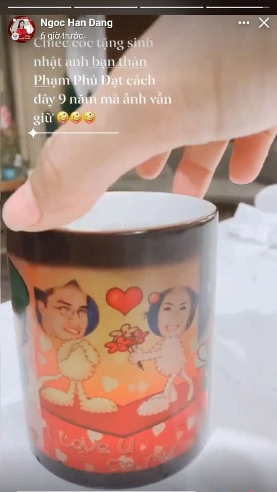 Hoa hậu Ngọc Hân khoe vật kỷ niệm tình yêu của cả hai, đã được cất giữ suốt 9 năm qua. Theo đó, thay vì một món đồ giá trị, vật kỷ niệm tình yêu của Ngọc Hân và bạn trai lại là chiếc cốc in hình cả hai theo phong cách ngộ nghĩnh, dễ thương. “Chiếc cốc tặng sinh nhật anh bạn thân Phạm Phú Đạt cách đây 9 năm mà anh vẫn giữ”, Hoa hậu Ngọc Hân cho biết. (FBNV)