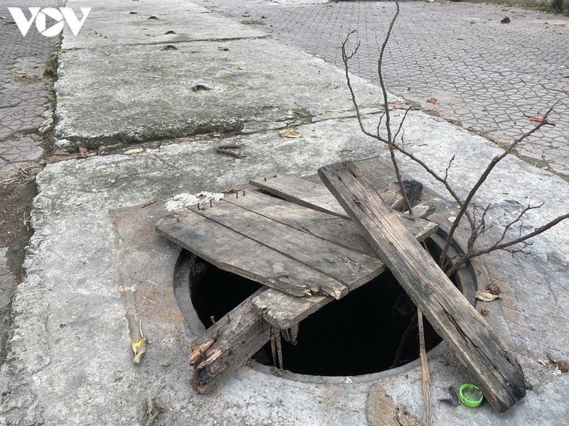 Hà Nội: Hàng loạt ống cống, hố ga mất nắp, “bẫy” người dân ở phố Tân Mỹ