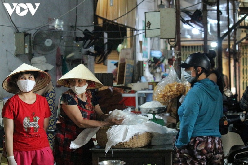 Hanoi wet market shoppers follow COVID-19 prevention measures