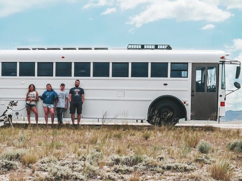 Cuộc sống thú vị của gia đình biến xe bus thành nhà để đi du lịch