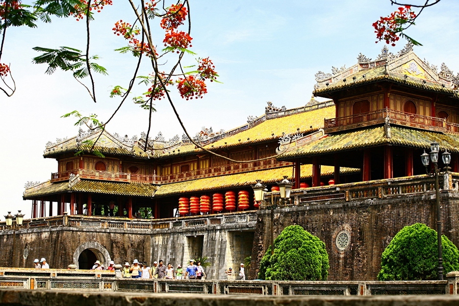 Ngọ Môn, cổng chính vào Hoàng Thành (còn gọi là Đại Nội). Ngọ Môn là được coi là gương mặt của Hoàng Thành và là biểu tượng của kiến trúc cung đình Huế.