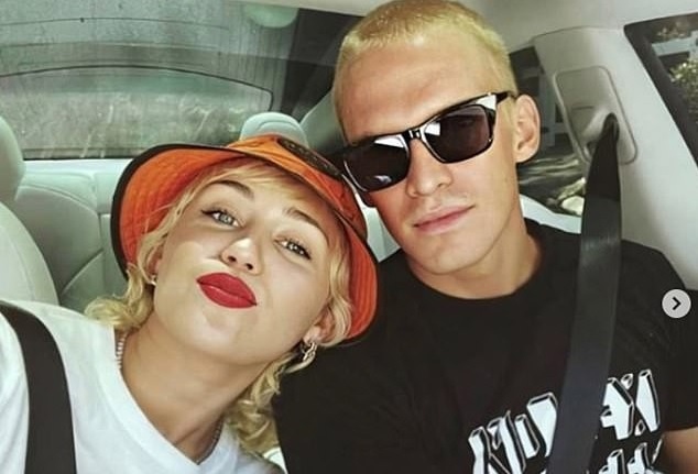 Miley Cyrus chia tay tình trẻ sau 10 tháng công khai hẹn hò