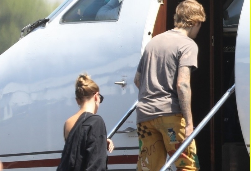 Vợ Justin Bieber mặc đồ gợi cảm, cùng chồng đến New York bằng máy bay riêng