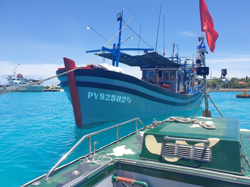 Bộ đội Hải quân kịp thời sửa chữa tàu cá gặp nạn gần đảo Sinh Tồn