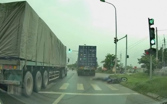 Công an truy tìm tài xế container đâm chết cô gái trẻ tại Hà Nội